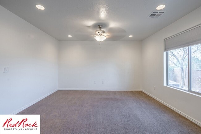 Building Photo - End Unit Fossil Hills Townhome with 3 Beds and 2.5 Baths