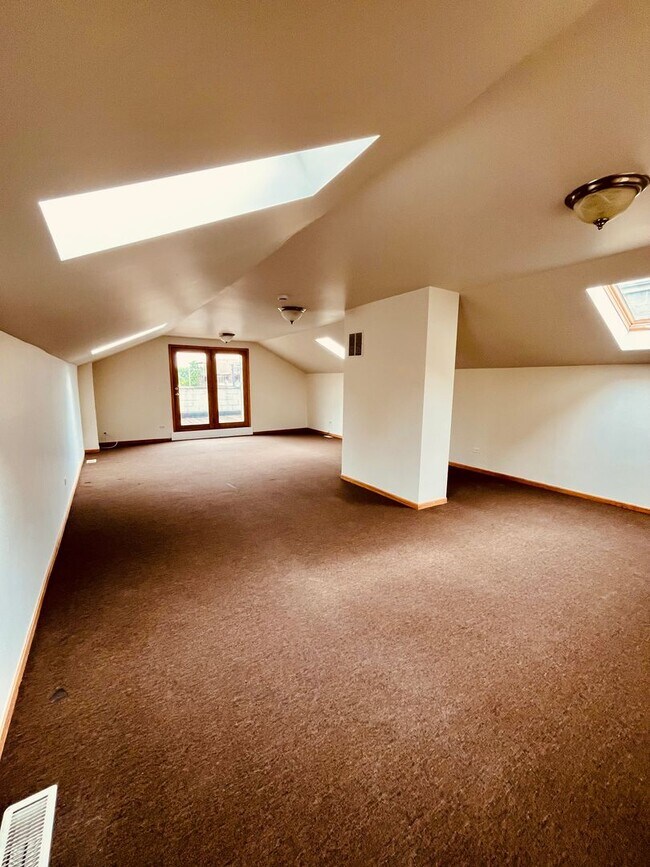 Building Photo - Kennelly Properties - 1336