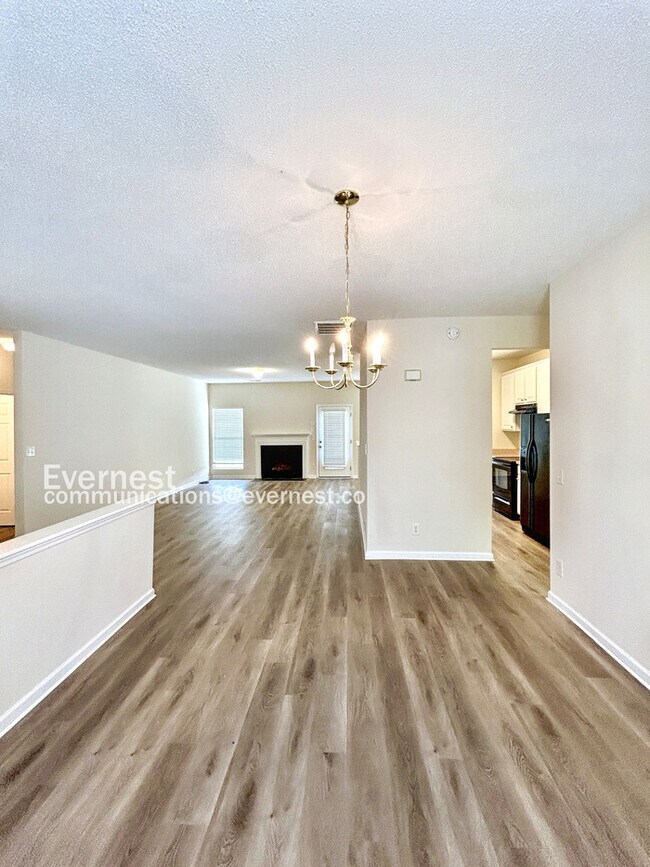 Building Photo - Spacious 3 Bedroom Home in High Point / Up...