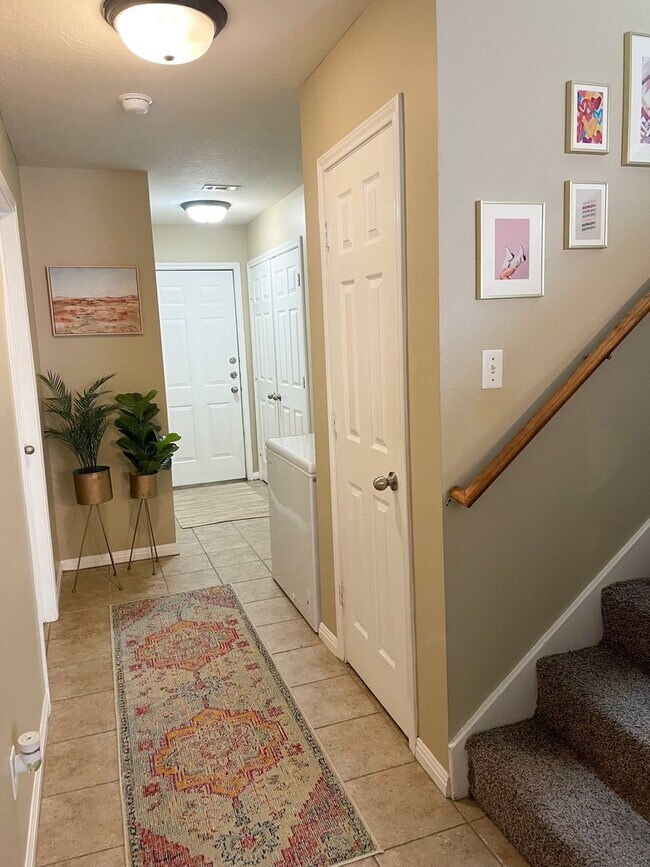 Building Photo - Beautiful 4 Bed, 3 Bath Minutes from Campus!