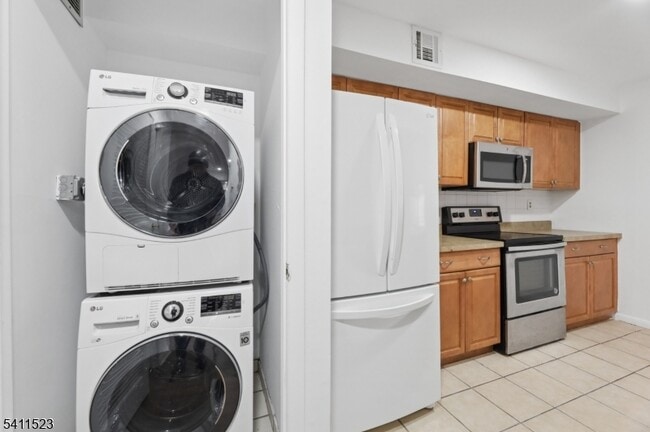 Building Photo - 850 Main St