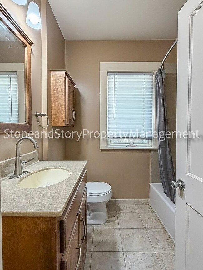 Building Photo - 2 bedroom 1 bath