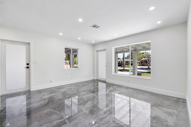 Building Photo - 2160 NE 53rd St