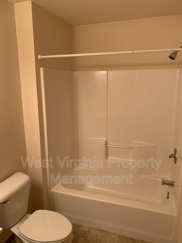 Building Photo - 196 Cardinal Way