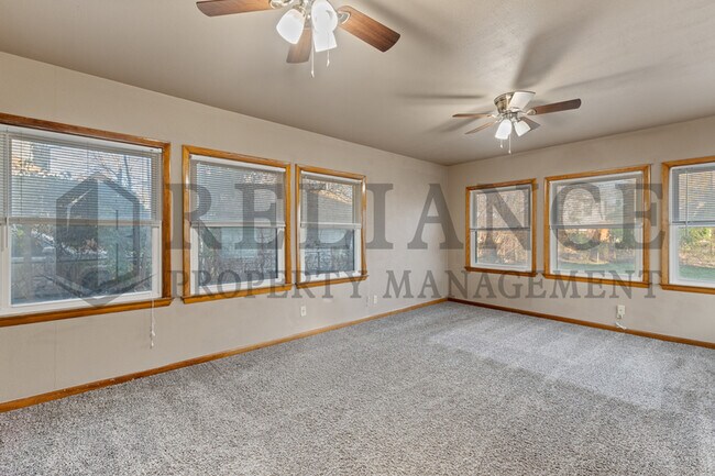 Building Photo - 806 N Faulkner St