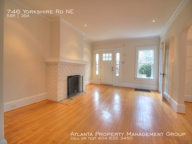Building Photo - 746 Yorkshire Rd NE