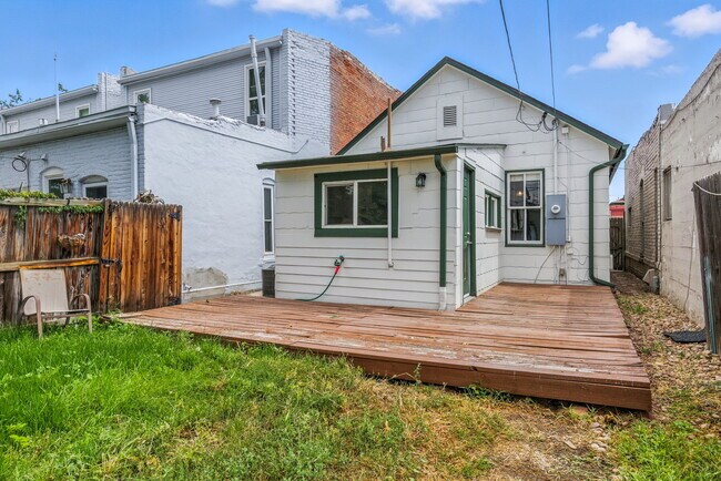 Building Photo - 207 Galapago St