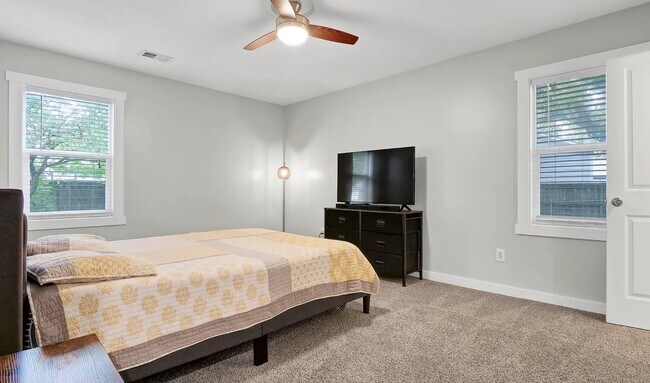 Building Photo - 4618 Trafalgar Rd