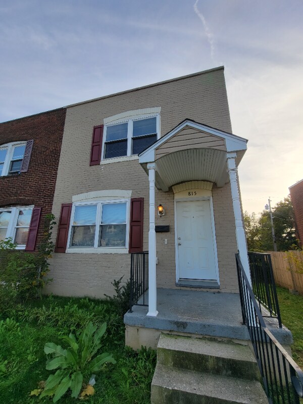 Building Photo - 815 Stoll St