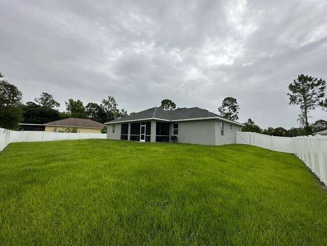 Building Photo - 1405 Poinsettia Ave