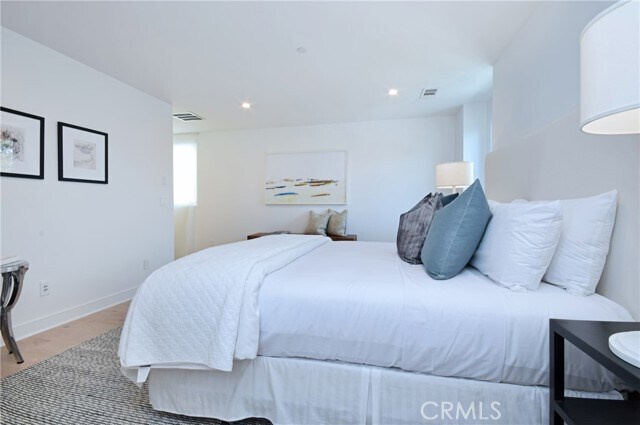 Building Photo - 4641 Cahuenga Blvd