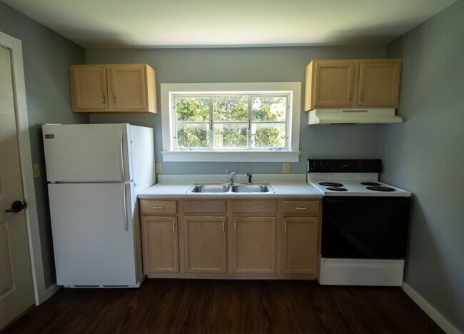 Building Photo - 12-16 Sage St.