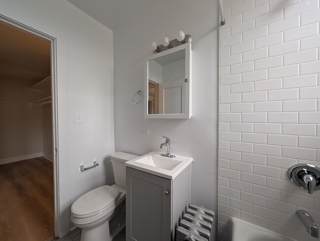 Building Photo - 3335 W Diversey Ave