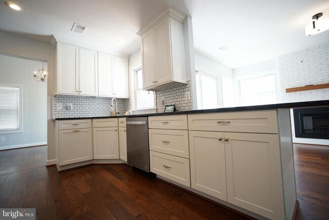 Building Photo - 322 Sugarland Run Dr