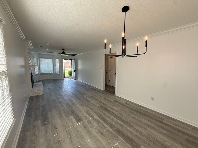Building Photo - 425 Autumnwood Dr SW