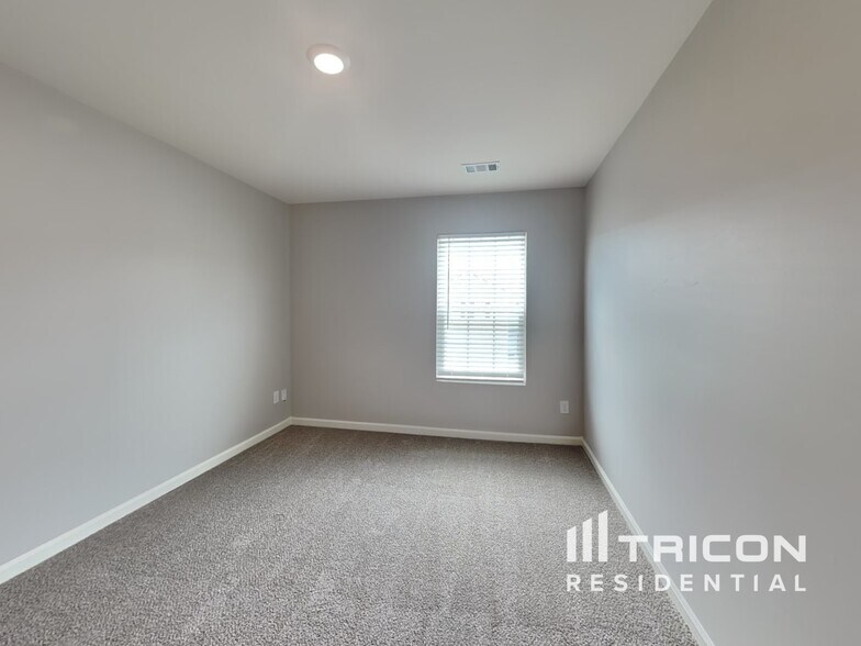 Building Photo - 5580 Foxglove Wy