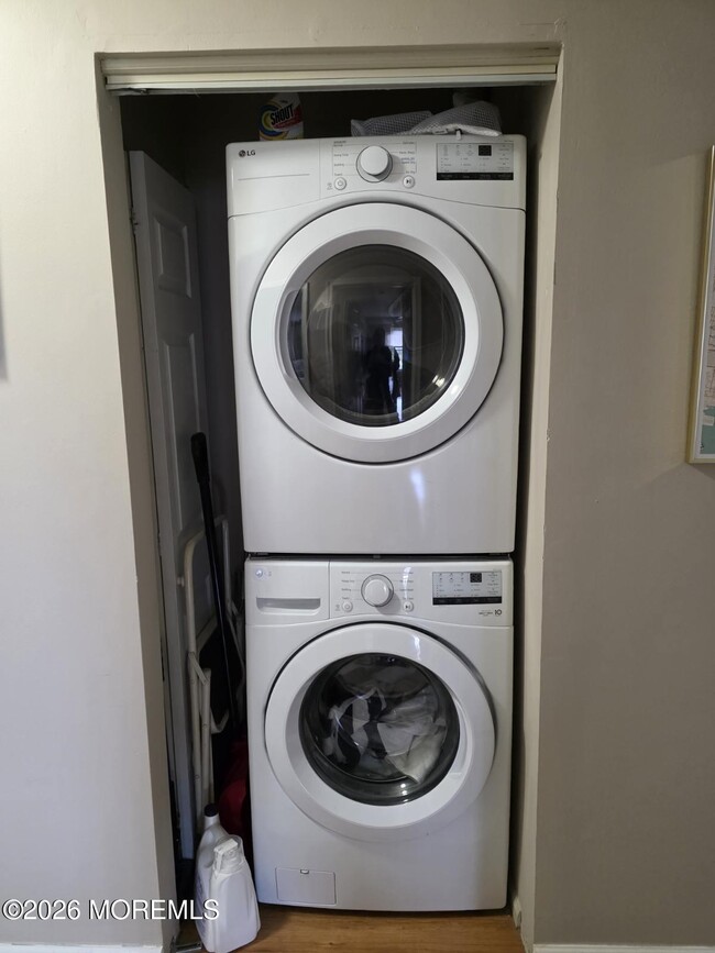 Building Photo - 104 Des Moines Ct