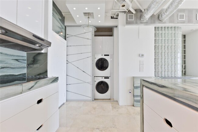 Building Photo - 1155 Brickell Bay Dr