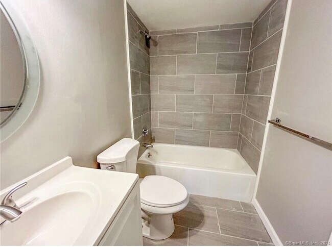 Building Photo - 100 Wells St