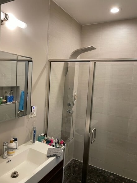 bath - 2336 N Southport Ave