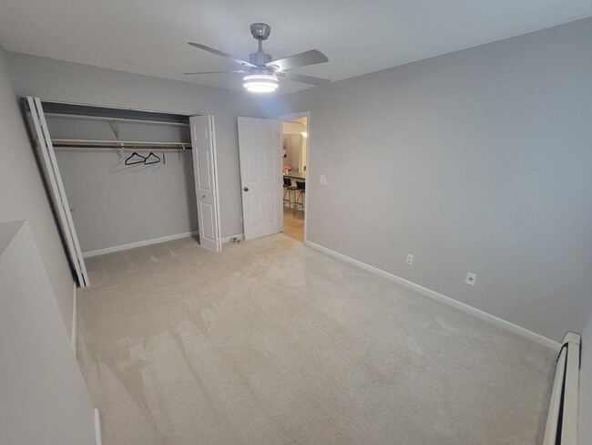 Building Photo - Condo with pool available for Move in read...