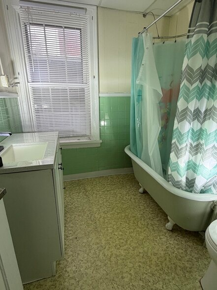 Bathroom - 46 Ida St
