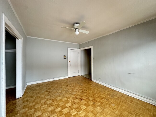 Building Photo - 716 W Belmont