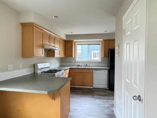 Building Photo - Great Townhome For Rent