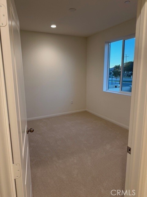 Building Photo - 2420 E Lincoln Ave