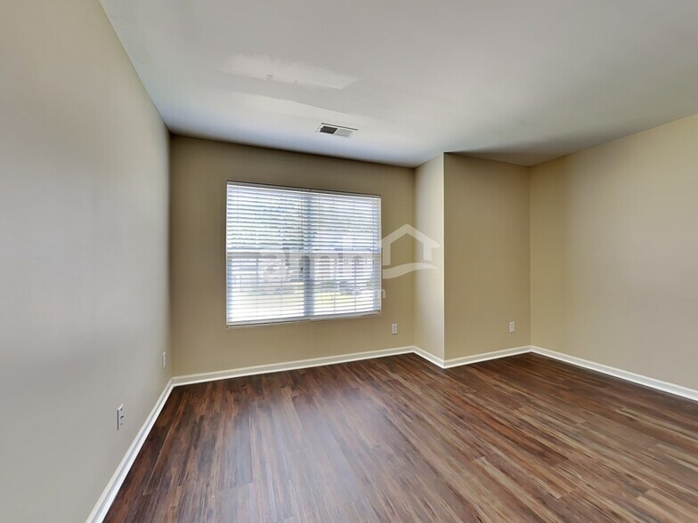 Building Photo - 910 Laurel Oaks Ln