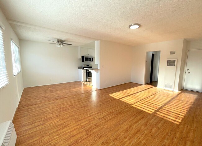 Interior Photo - 5715 Vineland Ave