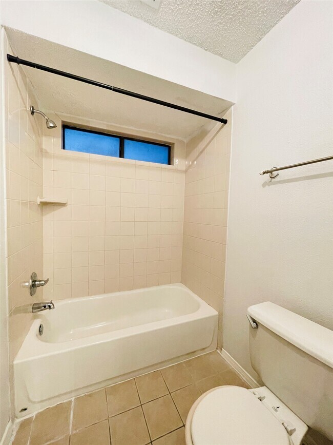 Building Photo - 13892 Hollowgreen Dr