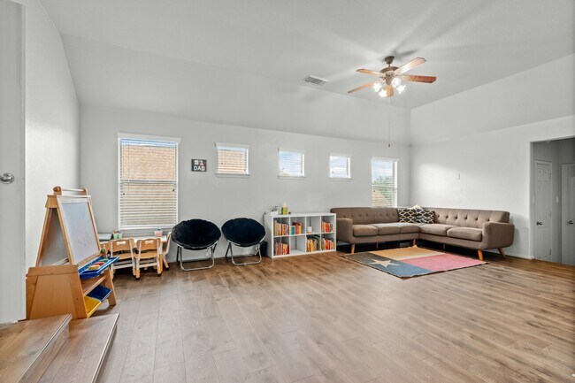 Building Photo - 14402 Hazeldale Dr