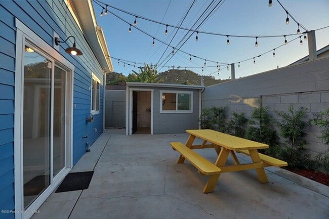 Building Photo - Private 1 Bed 1 Bath Back House with Yard ...