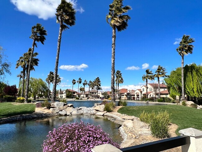 Building Photo - Beautiful 4 Bedroom Home in the Villas Gat...