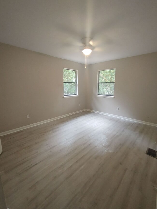 Building Photo - Spacious 2 Bedroom/2 Bath