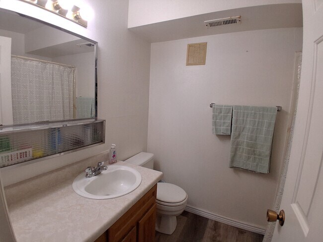 Building Photo - 659 700 E