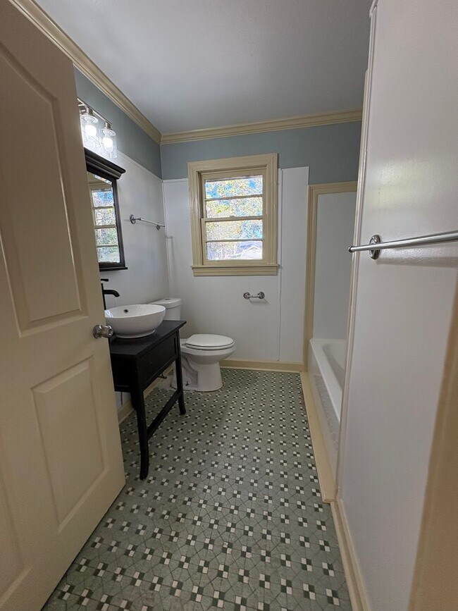 Building Photo - Beautiful 4 bedroom/ 2 bath home with Central Air&Heat