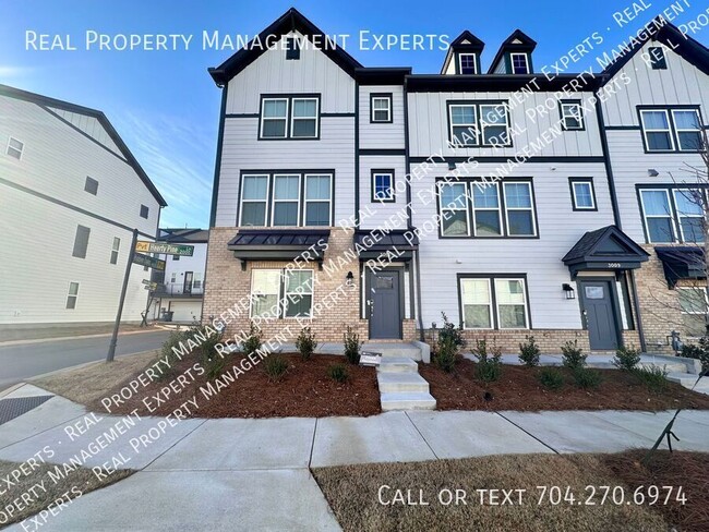 Primary Photo - Stunning New Construction Townhouse in Cha...