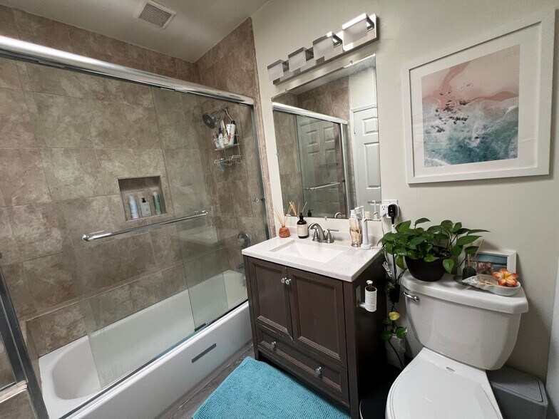 Building Photo - 3359 Mentone Ave