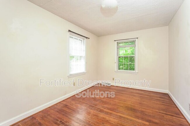 Building Photo - 901 Grayland St