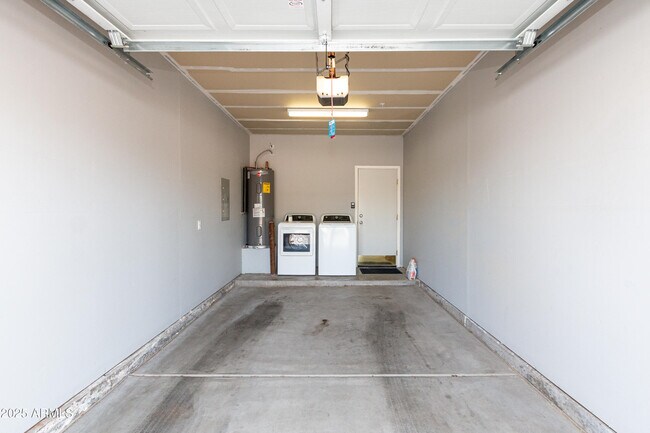 Building Photo - 805 S Sycamore