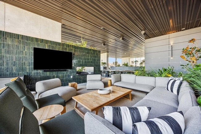 Building Photo - 610 Davis St