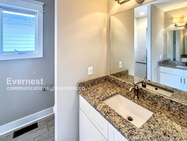 Building Photo - Lovely 2-Bedroom Home with Modern Amenitie...