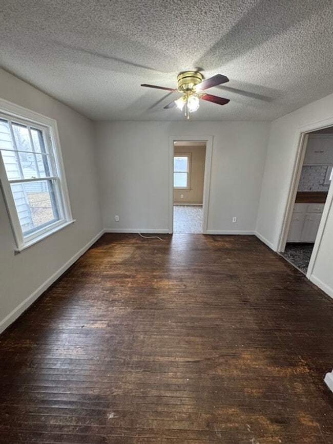 Building Photo - 3329 Robinwood Dr