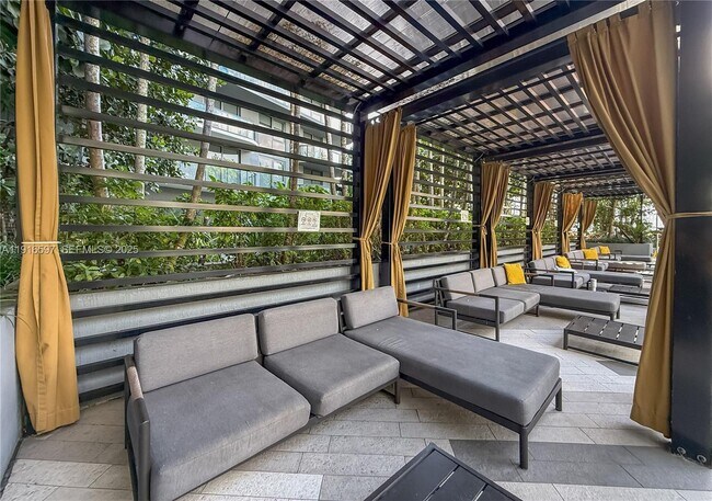 Building Photo - 121 NE 34th St