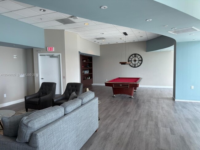 Building Photo - 300 S Biscayne Blvd