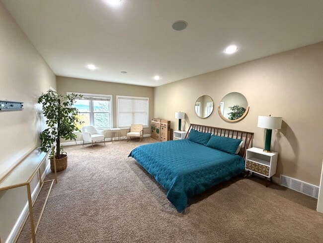 Building Photo - Absolutely Stunning, 6-Bed 3.5 Bath Execut...
