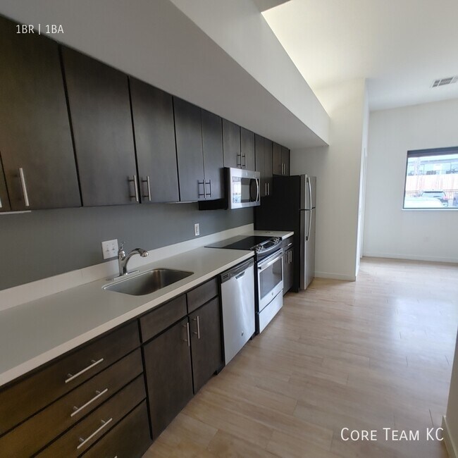 Building Photo - 662 E 63rd St