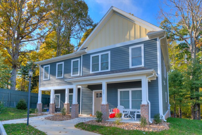 Building Photo - Four Bedroom Townhome in Uptown Village